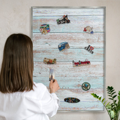 Decoratief metalen magneetbord in een zilveren lijst Rustieke planken