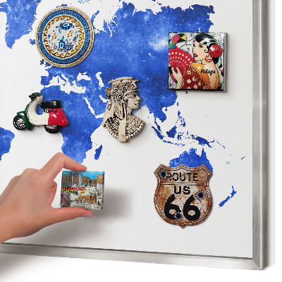 Magneetbord voor souvenir magneten met zilveren lijst Wereldkaart