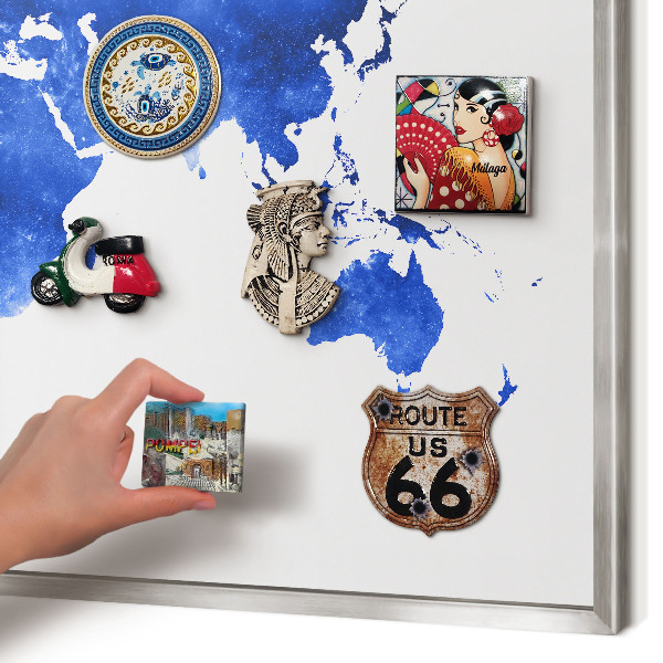 Magneetbord voor souvenir magneten met zilveren lijst Wereldkaart