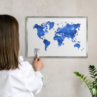 Magneetbord voor souvenir magneten met zilveren lijst Wereldkaart