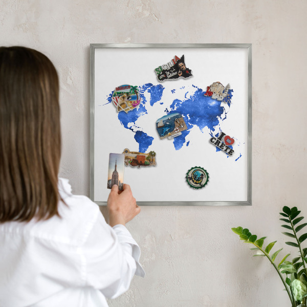 Magneetbord voor souvenir magneten met zilveren lijst Wereldkaart