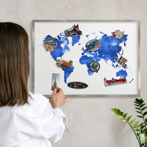 Magneetbord voor souvenir magneten met zilveren lijst Wereldkaart