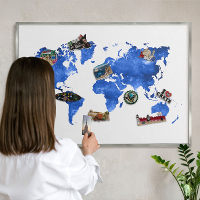 Magneetbord voor souvenir magneten met zilveren lijst Wereldkaart