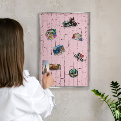 Magneetbord voor souvenir magneten met zilveren lijst Roze baksteen