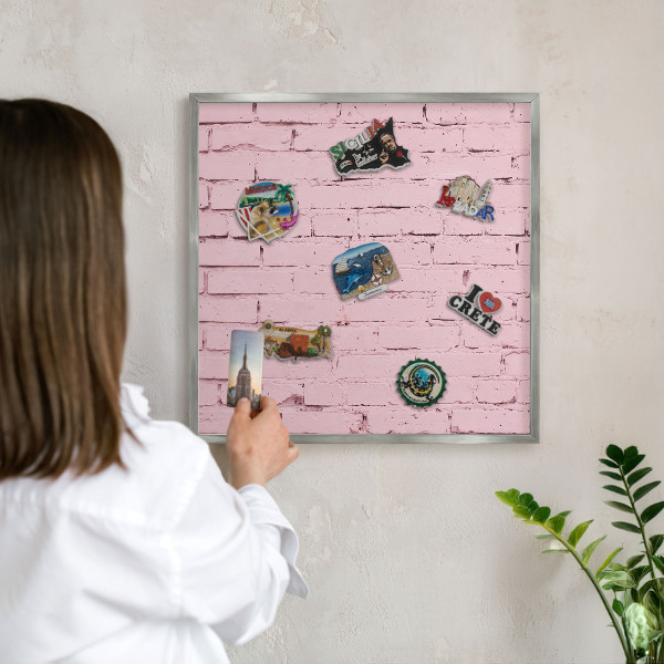 Magneetbord voor souvenir magneten met zilveren lijst Roze baksteen