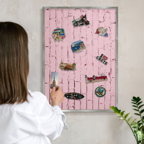Magneetbord voor souvenir magneten met zilveren lijst Roze baksteen