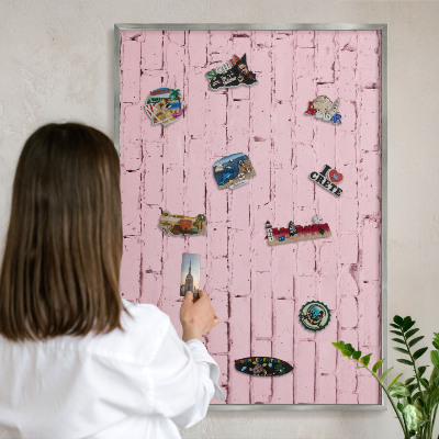 Magneetbord voor souvenir magneten met zilveren lijst Roze baksteen