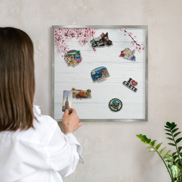 Decoratief metalen magneetbord in een zilveren lijst Bloeiende elegantie