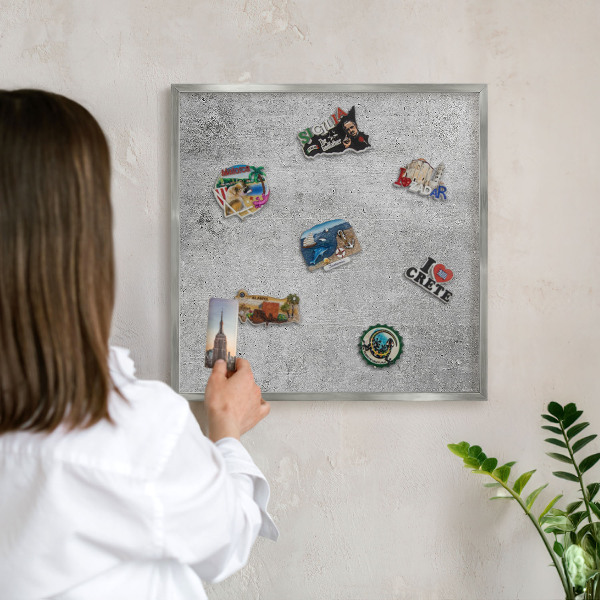 Magneetbord voor souvenir magneten met zilveren lijst Betonpatroon
