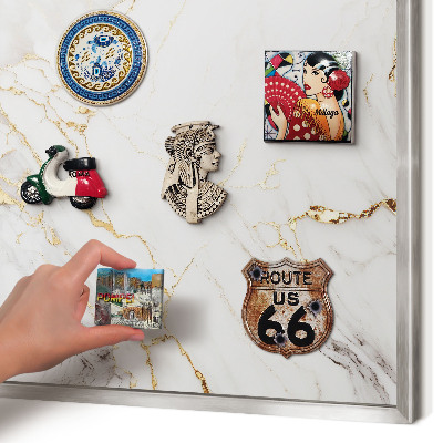 Decoratief metalen magneetbord in een zilveren lijst Marmeren elegantie