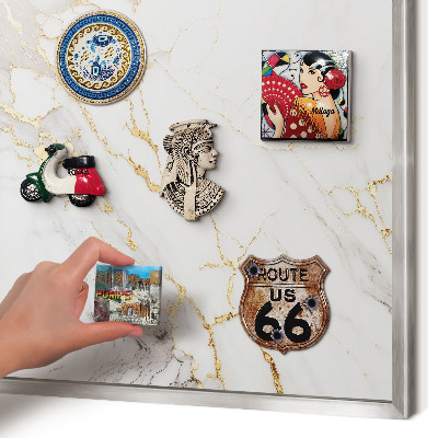 Decoratief metalen magneetbord in een zilveren lijst Marmeren elegantie