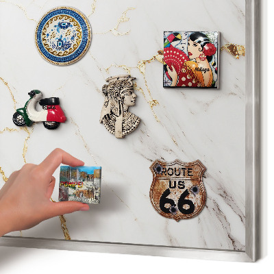 Decoratief metalen magneetbord in een zilveren lijst Marmeren elegantie