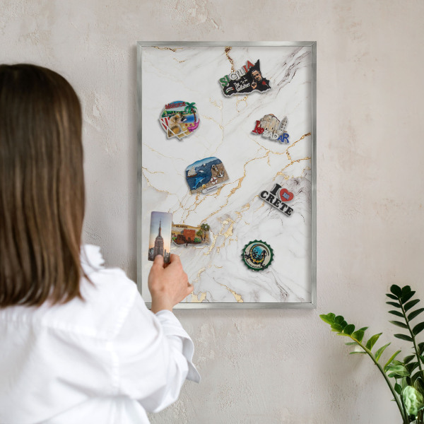 Decoratief metalen magneetbord in een zilveren lijst Marmeren elegantie
