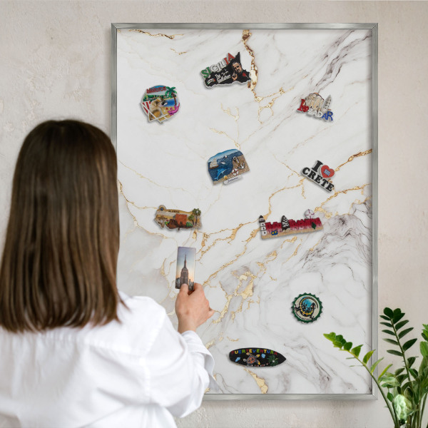 Decoratief metalen magneetbord in een zilveren lijst Marmeren elegantie