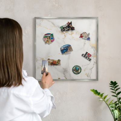 Magneetbord voor souvenir magneten met zilveren lijst Verfijnde elegantie