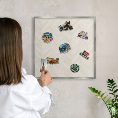 Decoratief metalen magneetbord in een zilveren lijst Subtiele visgraat