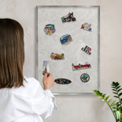Magneetbord voor souvenir magneten met zilveren lijst Grijs marmer