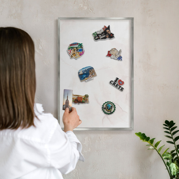 Decoratief metalen magneetbord in een zilveren lijst Marmeren elegantie