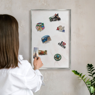 Decoratief metalen magneetbord in een zilveren lijst Marmeren elegantie