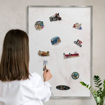Decoratief metalen magneetbord in een zilveren lijst Marmeren elegantie