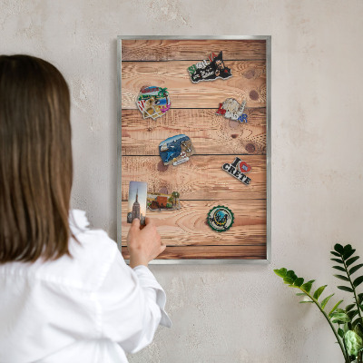 Magneetbord voor souvenir magneten met zilveren lijst Houten planken