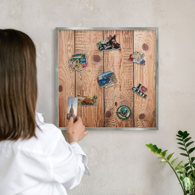 Magneetbord voor souvenir magneten met zilveren lijst Houten planken