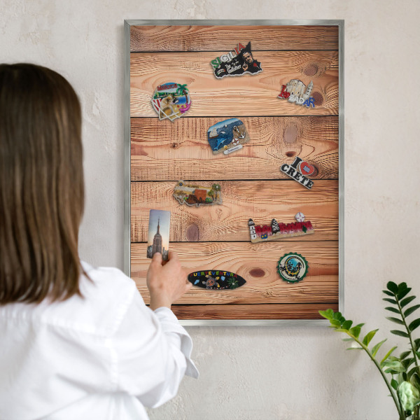 Magneetbord voor souvenir magneten met zilveren lijst Houten planken