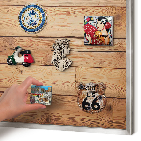 Decoratief metalen magneetbord in een zilveren lijst Houten planken