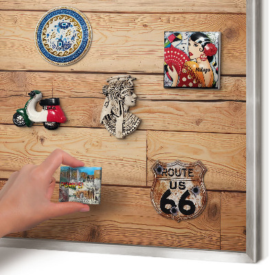 Decoratief metalen magneetbord in een zilveren lijst Houten planken