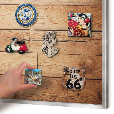 Decoratief metalen magneetbord in een zilveren lijst Houten planken
