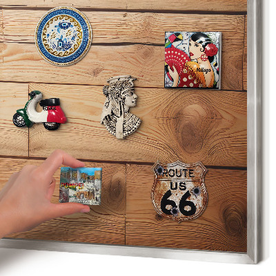 Decoratief metalen magneetbord in een zilveren lijst Houten planken
