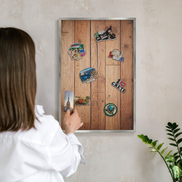Decoratief metalen magneetbord in een zilveren lijst Houten planken
