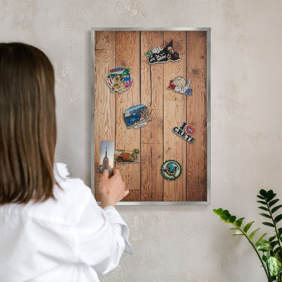Decoratief metalen magneetbord in een zilveren lijst Houten planken