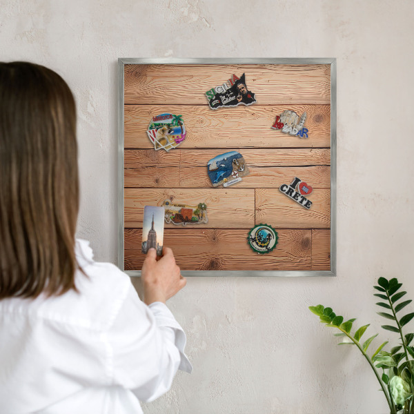 Decoratief metalen magneetbord in een zilveren lijst Houten planken