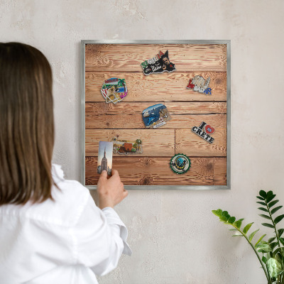 Decoratief metalen magneetbord in een zilveren lijst Houten planken