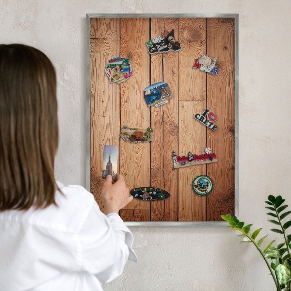 Decoratief metalen magneetbord in een zilveren lijst Houten planken