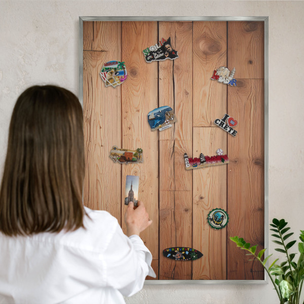 Decoratief metalen magneetbord in een zilveren lijst Houten planken