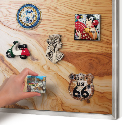 Decoratief metalen magneetbord in een zilveren lijst Houtstructuur