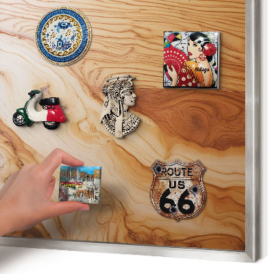 Decoratief metalen magneetbord in een zilveren lijst Houtstructuur