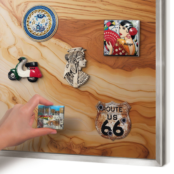 Decoratief metalen magneetbord in een zilveren lijst Houtstructuur