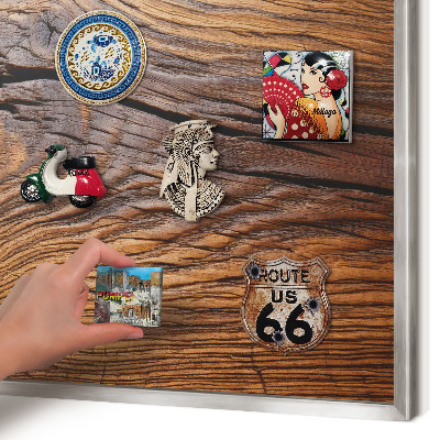 Magneetbord voor souvenir magneten met zilveren lijst Houtstructuur