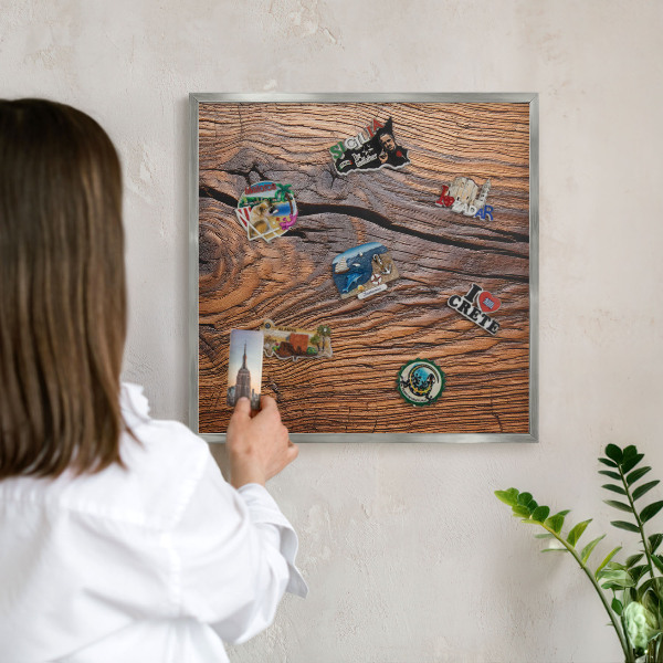 Magneetbord voor souvenir magneten met zilveren lijst Houtstructuur