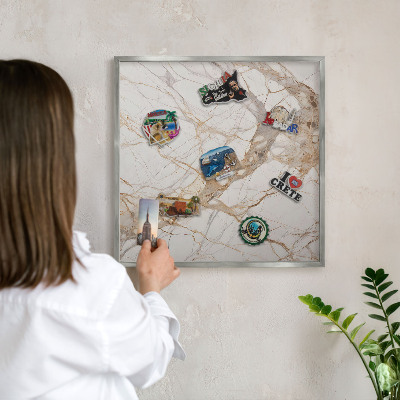 Magneetbord voor souvenir magneten met zilveren lijst Marmeren elegantie