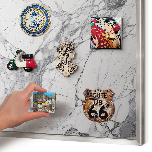 Decoratief metalen magneetbord in een zilveren lijst Marmeren elegantie