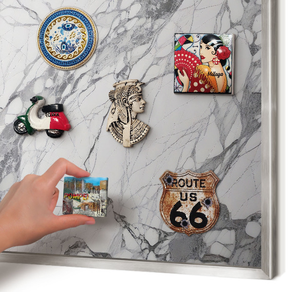 Decoratief metalen magneetbord in een zilveren lijst Marmeren elegantie