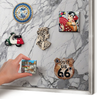 Decoratief metalen magneetbord in een zilveren lijst Marmeren elegantie