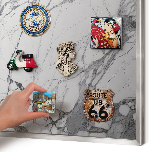 Decoratief metalen magneetbord in een zilveren lijst Marmeren elegantie