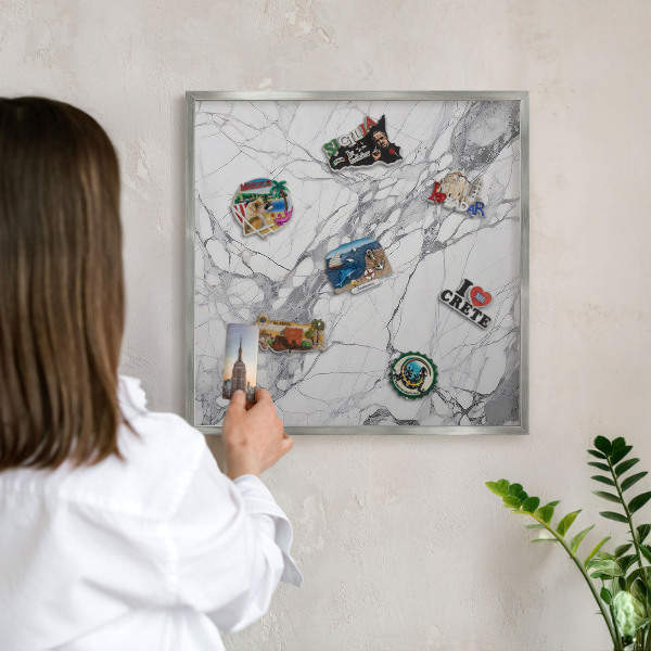 Decoratief metalen magneetbord in een zilveren lijst Marmeren elegantie