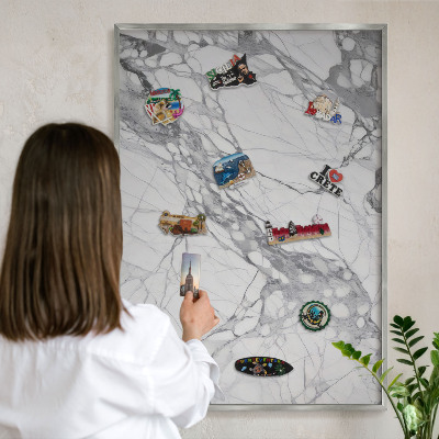 Decoratief metalen magneetbord in een zilveren lijst Marmeren elegantie