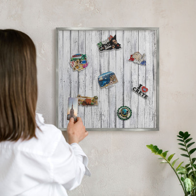 Decoratief metalen magneetbord in een zilveren lijst Licht hout